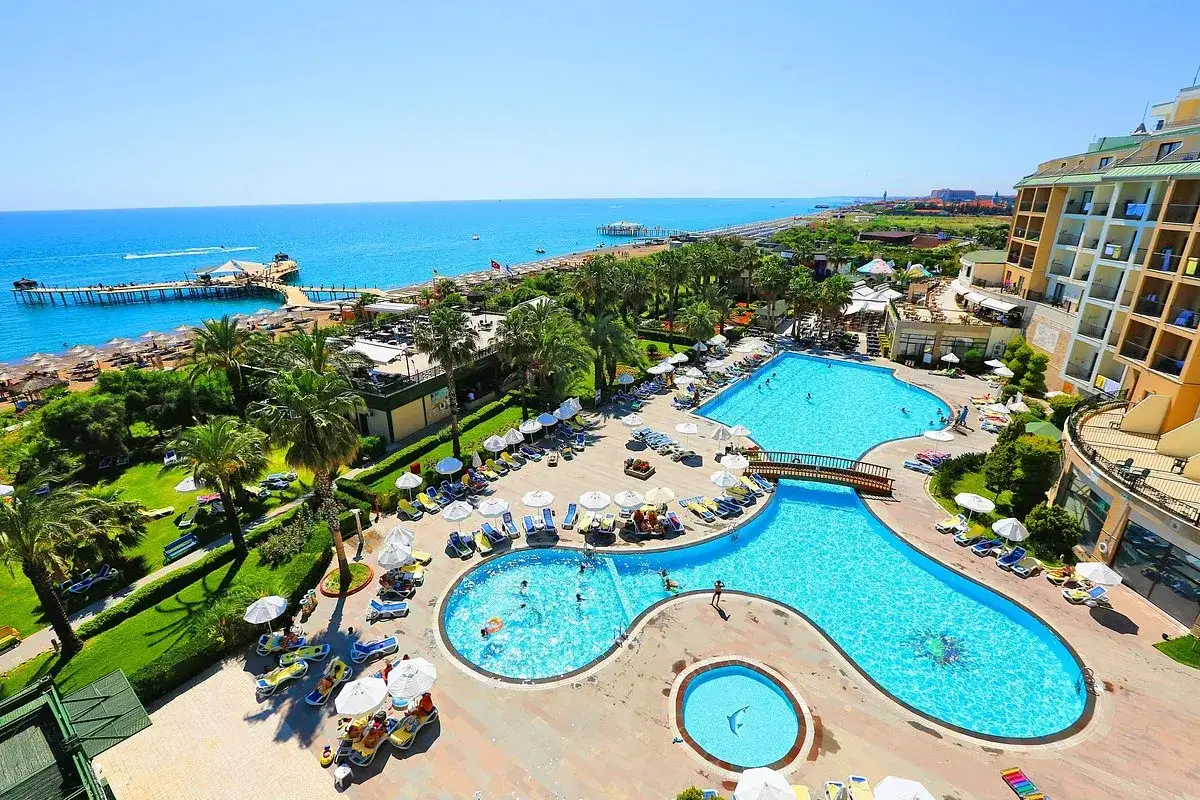Luksusowy hotel Kizilagac z basenami i plażą.