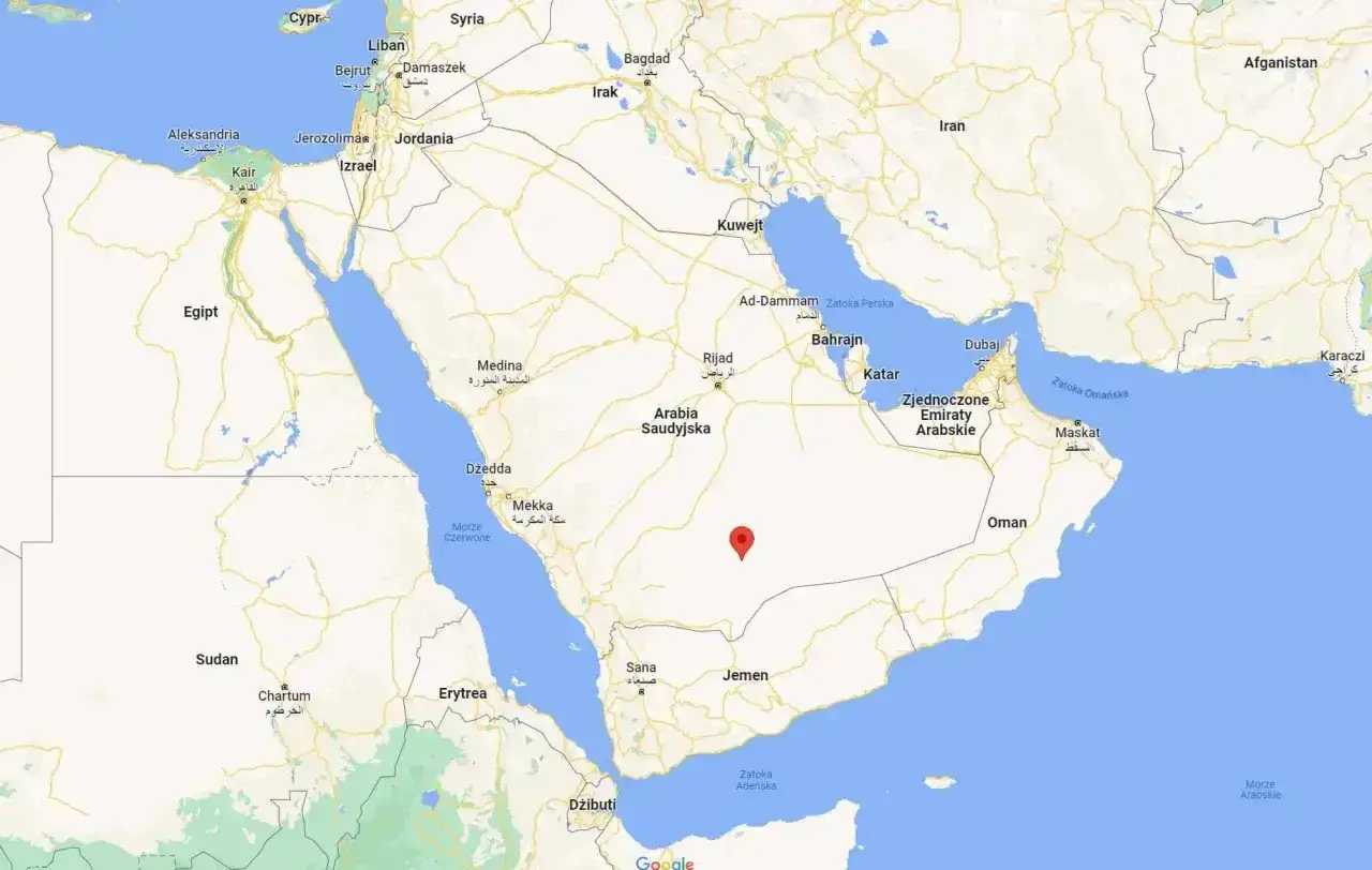 Mapa przedstawiająca półwysep arabski z zaznaczonym punktem w Arabii Saudyjskiej. Widoczne Egipt, Morze Czerwone, Jemen.