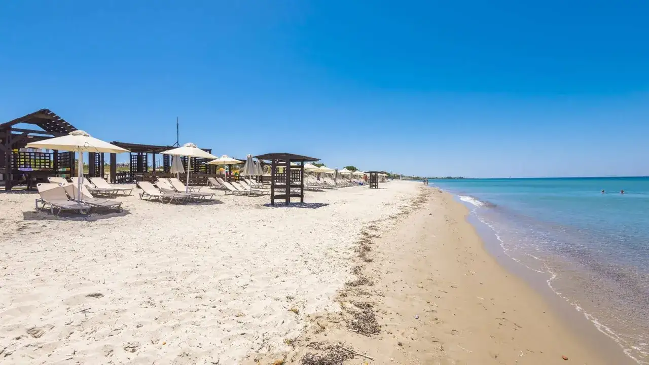 Piękna plaża z leżakami i parasolami, idealna na wakacje. Wiele pozytywnych gaia royal opinie potwierdza, że to świetne miejsce.