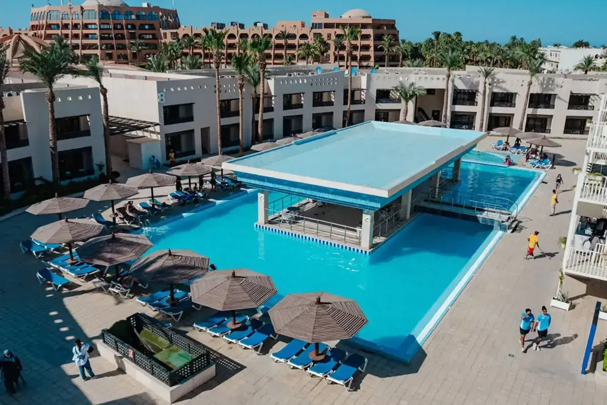 Basen z barem w wodzie w Blend Club Aqua Resort. Wiele leżaków i parasoli zachęca do relaksu.