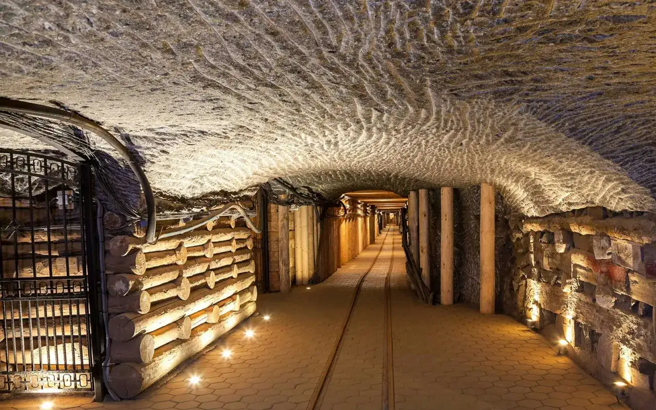 Podziemny korytarz kopalni soli „wieliczka” opinie. Drewniane podpory, kamienne ściany i wykute w soli sklepienie tworzą niezwykłą atmosferę.