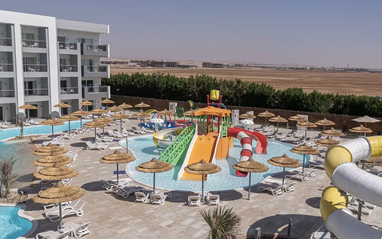Amwaj Blue Beach Resort & Spa opinie: kolorowy aquapark z basenami, zjeżdżalniami i leżakami pod parasolami.