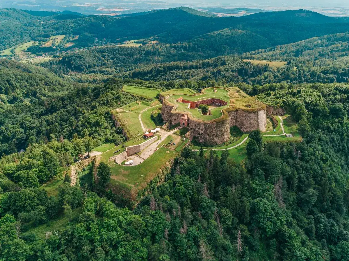 Forteczne Srebrna Góra, imponująca twierdza na wzgórzu, oferuje niezapomniane atrakcje i widoki.