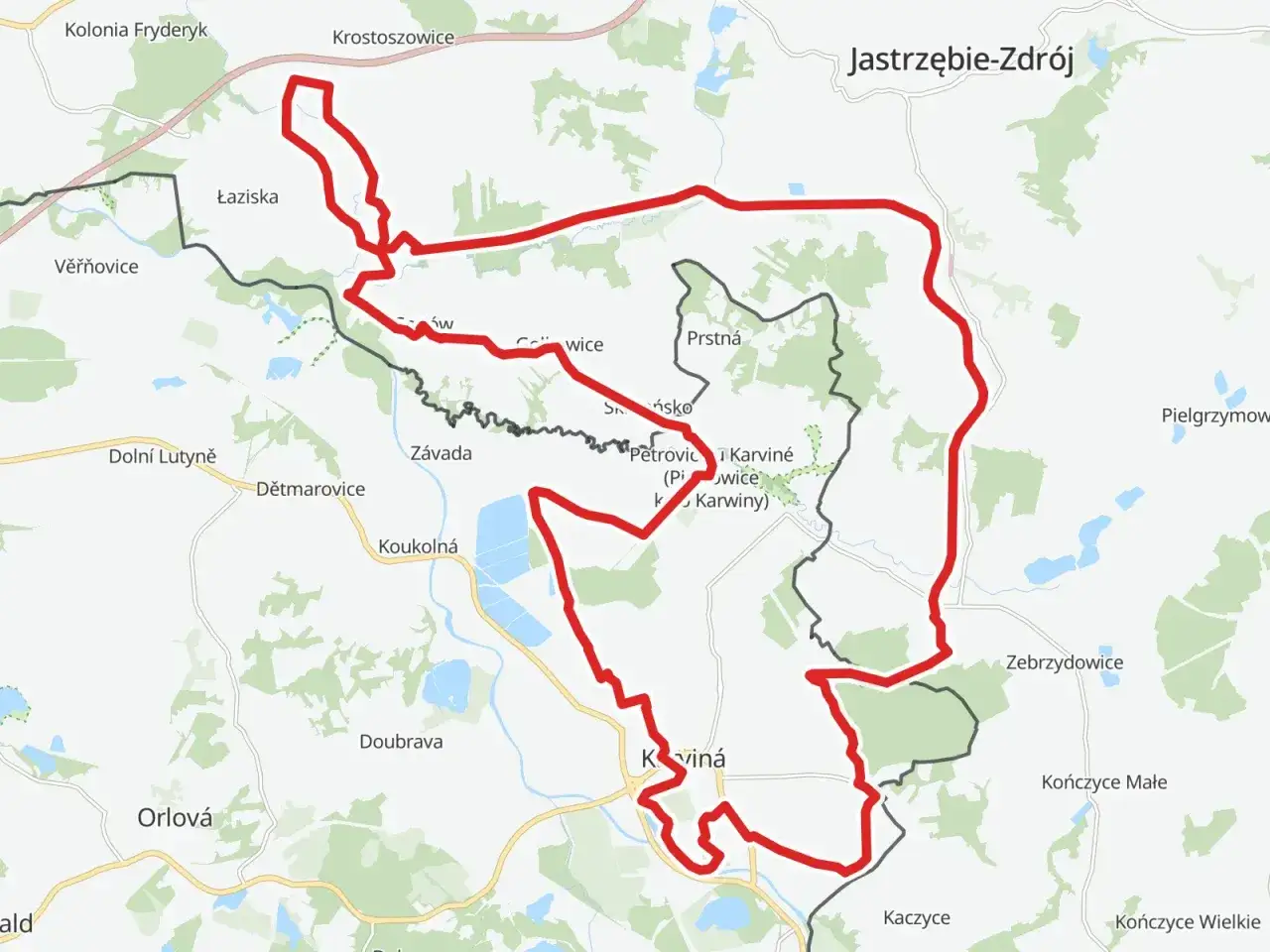 Mapa z zaznaczonym czerwonym szlakiem rowerowym, biegnącym przez tereny z nazwami miejscowości jak Łaziska, Karviná, Orlová.
