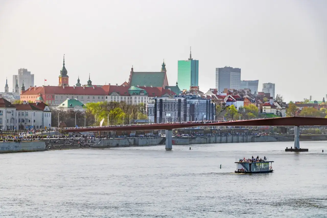 Warszawskie Stare Miasto i nowoczesne wieżowce nad Wisłą. Ciekawostki o Warszawie czekają na odkrycie, a rejs po rzece to świetny sposób na podziwianie panoramy.