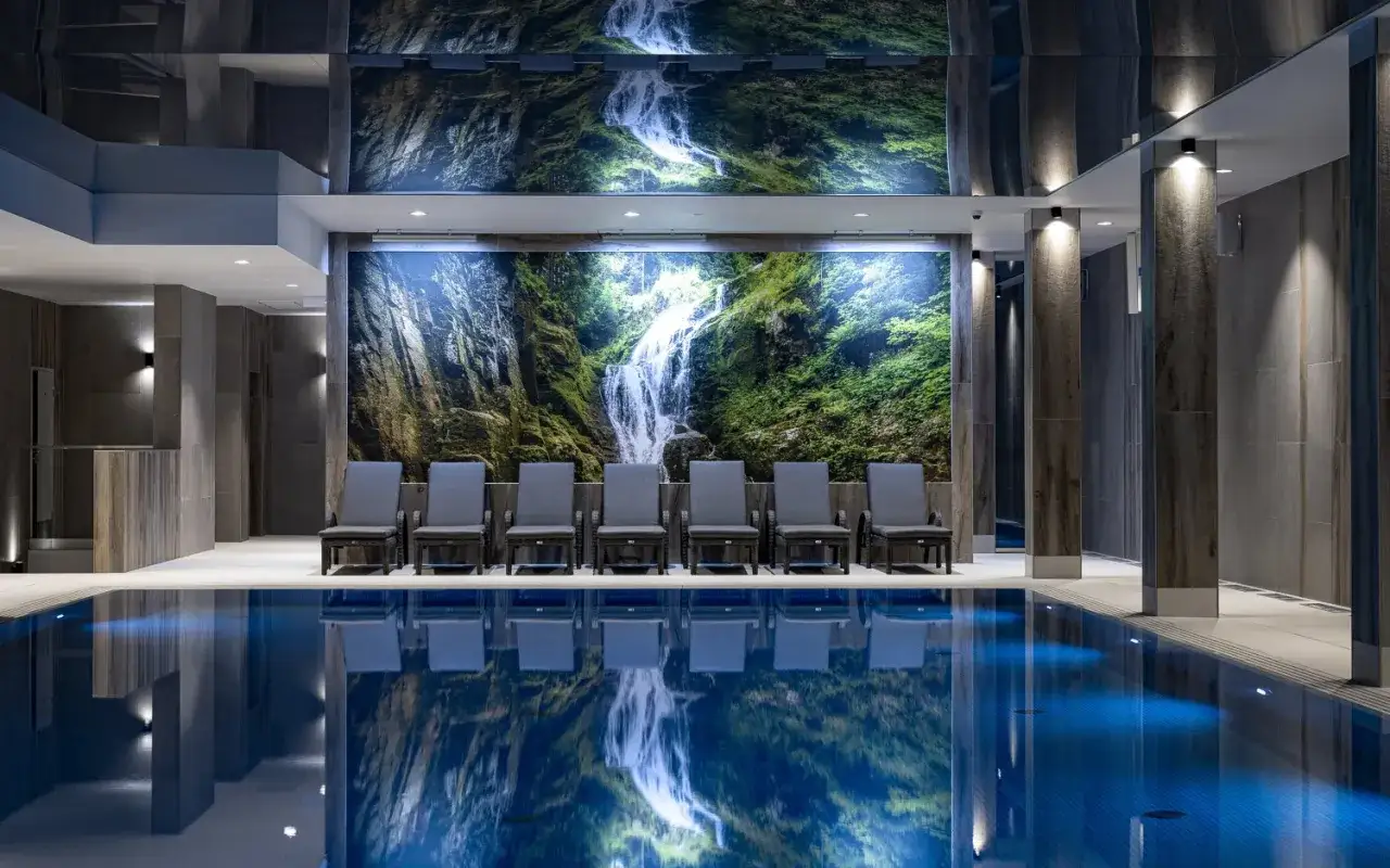 Basen w Platinum Mountain Hotel & Spa. Opinie gości podkreślają relaksującą atmosferę i piękny widok na wodospad.
