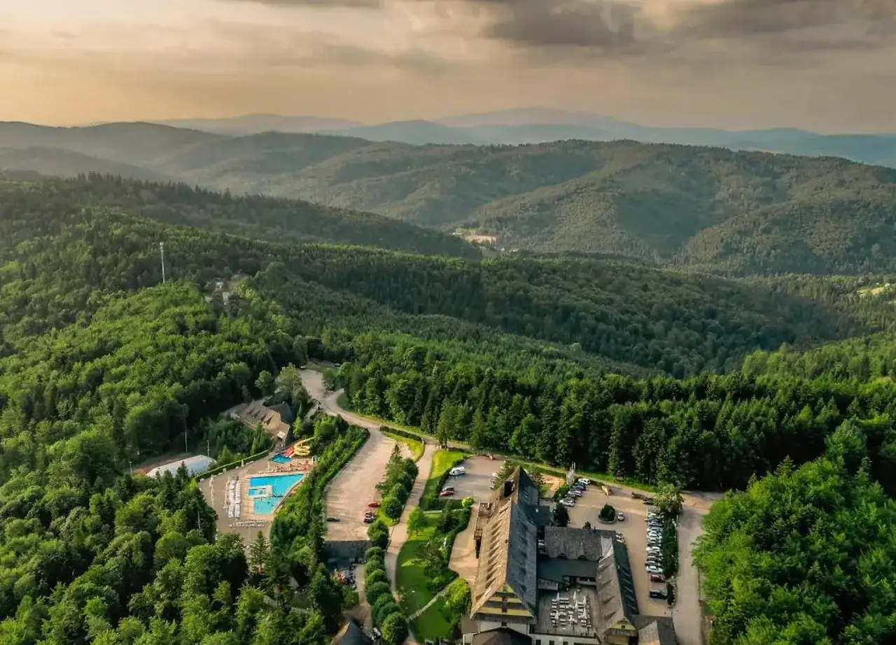 Widok z lotu ptaka na hotel & spa Kocierz otoczony lasami. Baseny i zjeżdżalnie zachęcają do relaksu. Warto sprawdzić hotel & spa Kocierz opinie przed wyjazdem.