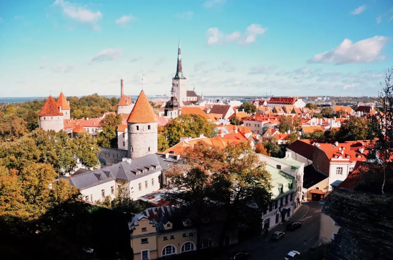 Widok na zabytkowe wieże i dachy Starego Miasta, stolicy Estonii.