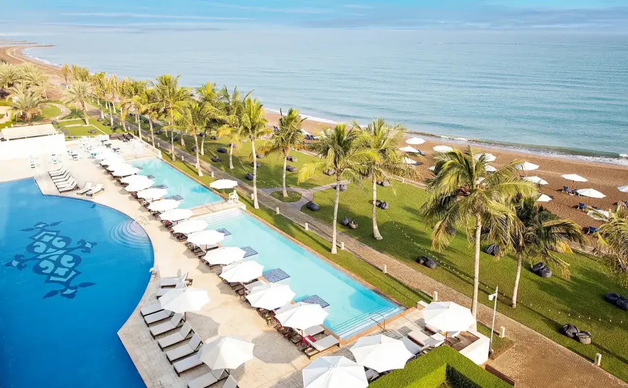 Luksusowy Barcelo Mussanah Resort z basenami i palmami nad morzem. Pozytywne barcelo mussanah resort opinie potwierdzają ten rajski widok.