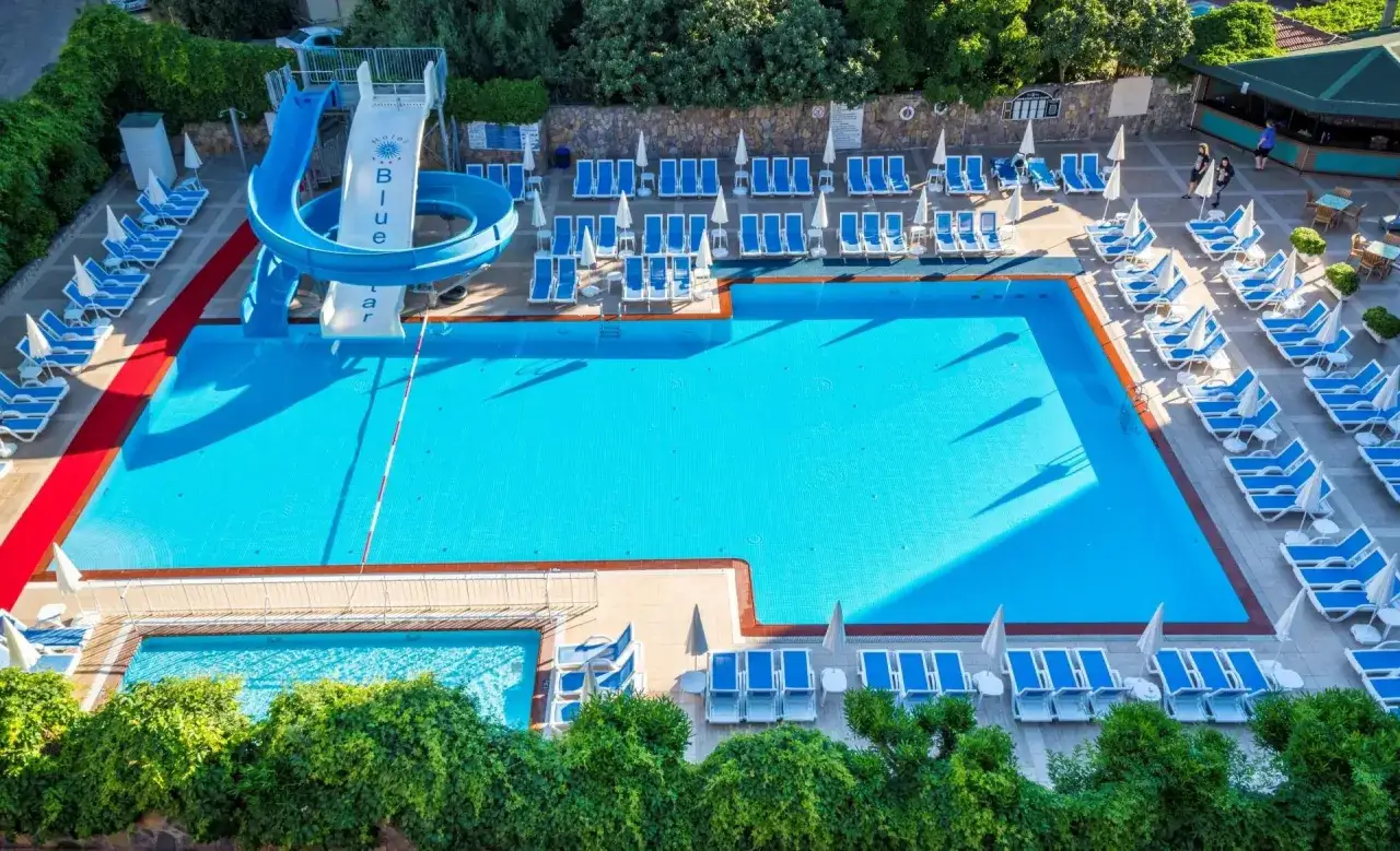 Basen z wodną zjeżdżalnią w Hotelu Blue Star. Opinie o tym miejscu są zazwyczaj pozytywne, zwłaszcza ze względu na atrakcje dla dzieci.