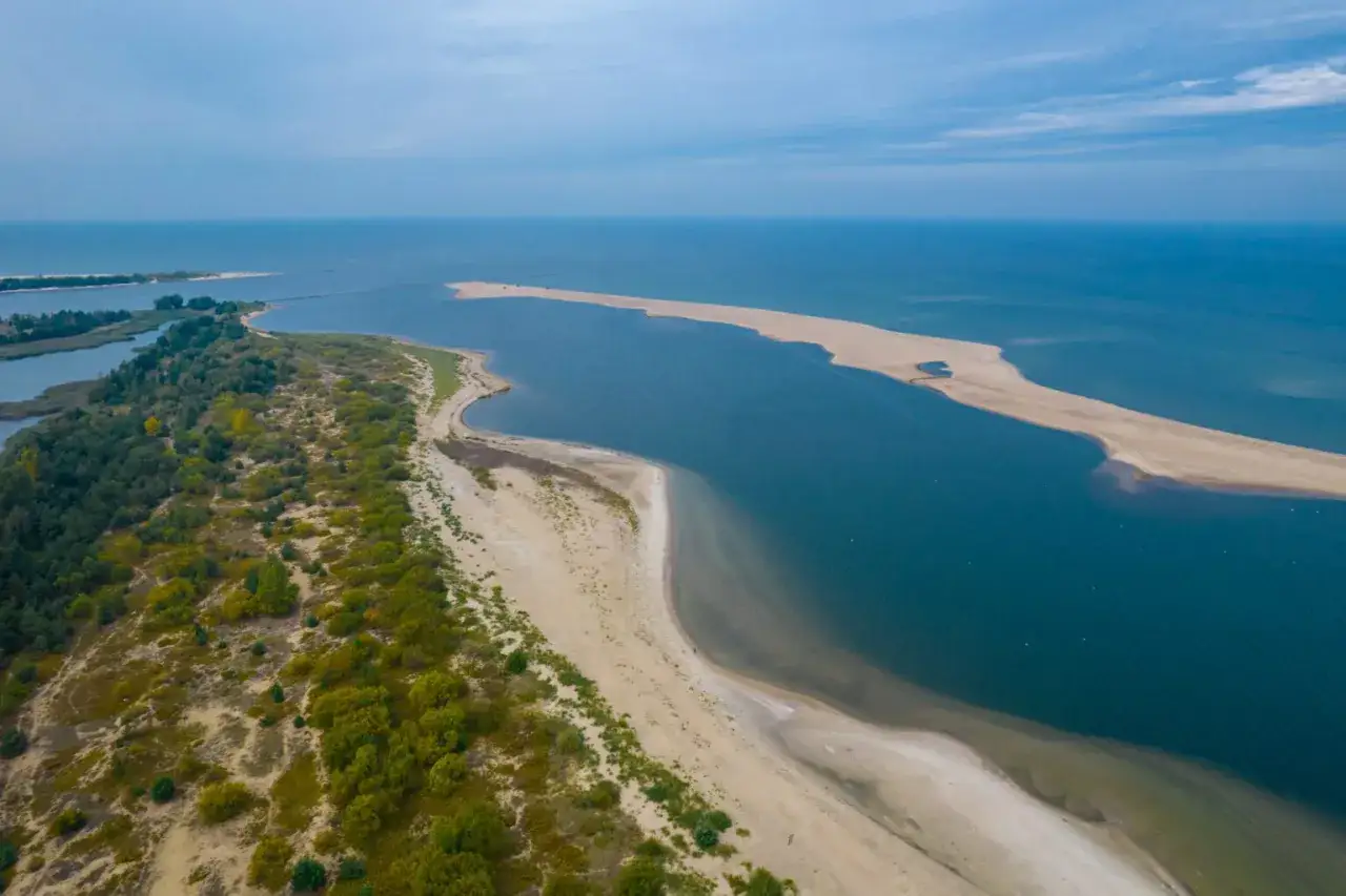 Piękna plaża i zielone wydmy, idealne miejsce, by pomyśleć, gdzie nad morze.