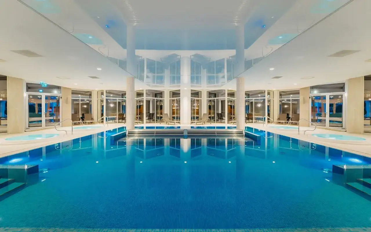 Basen z błękitną wodą i jacuzzi, idealne miejsce na relaks. Wiele pozytywnych crystal-mountain opinie potwierdza jego urok.