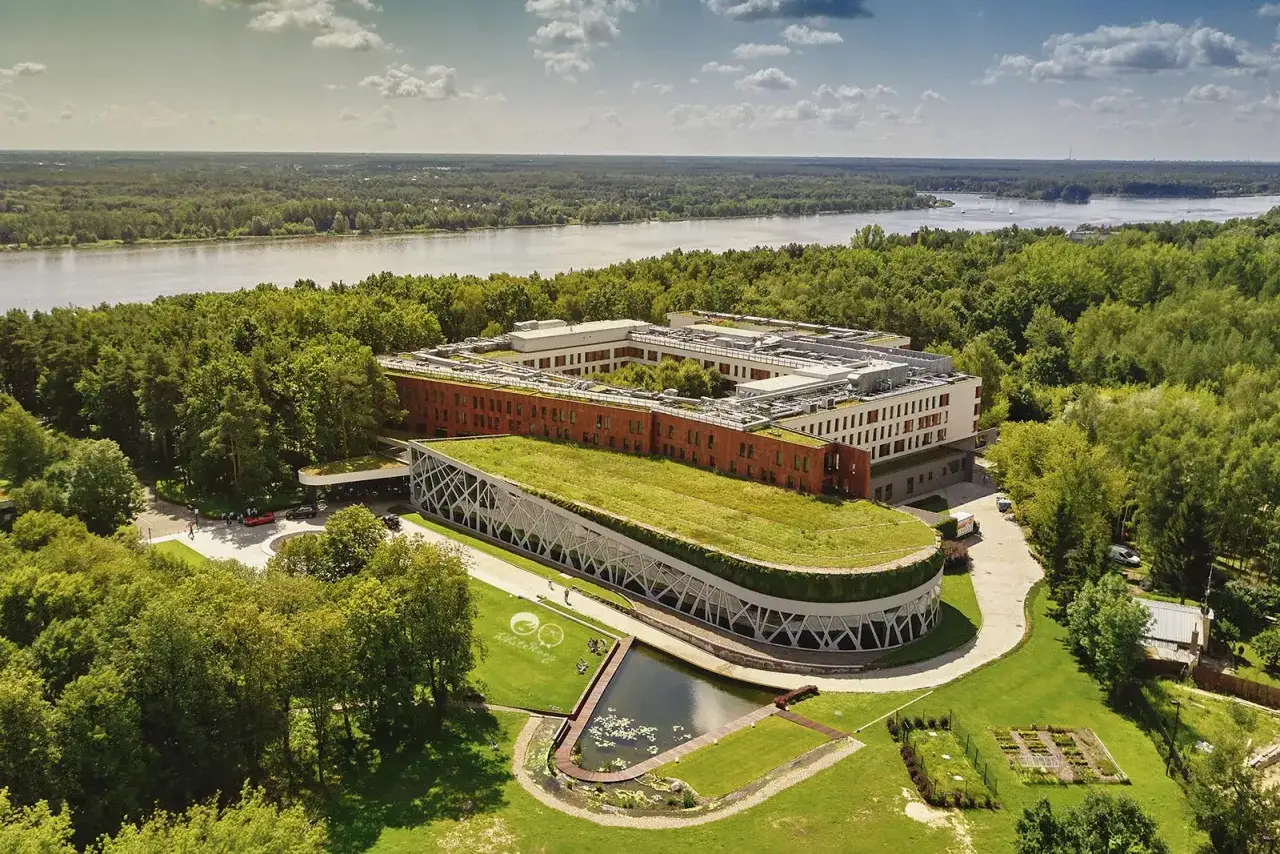 Hotel Narvil Conference & Spa, otoczony zielenią nad rzeką. Wiele pozytywnych hotel narvil conference & spa opinie potwierdza jego urok.