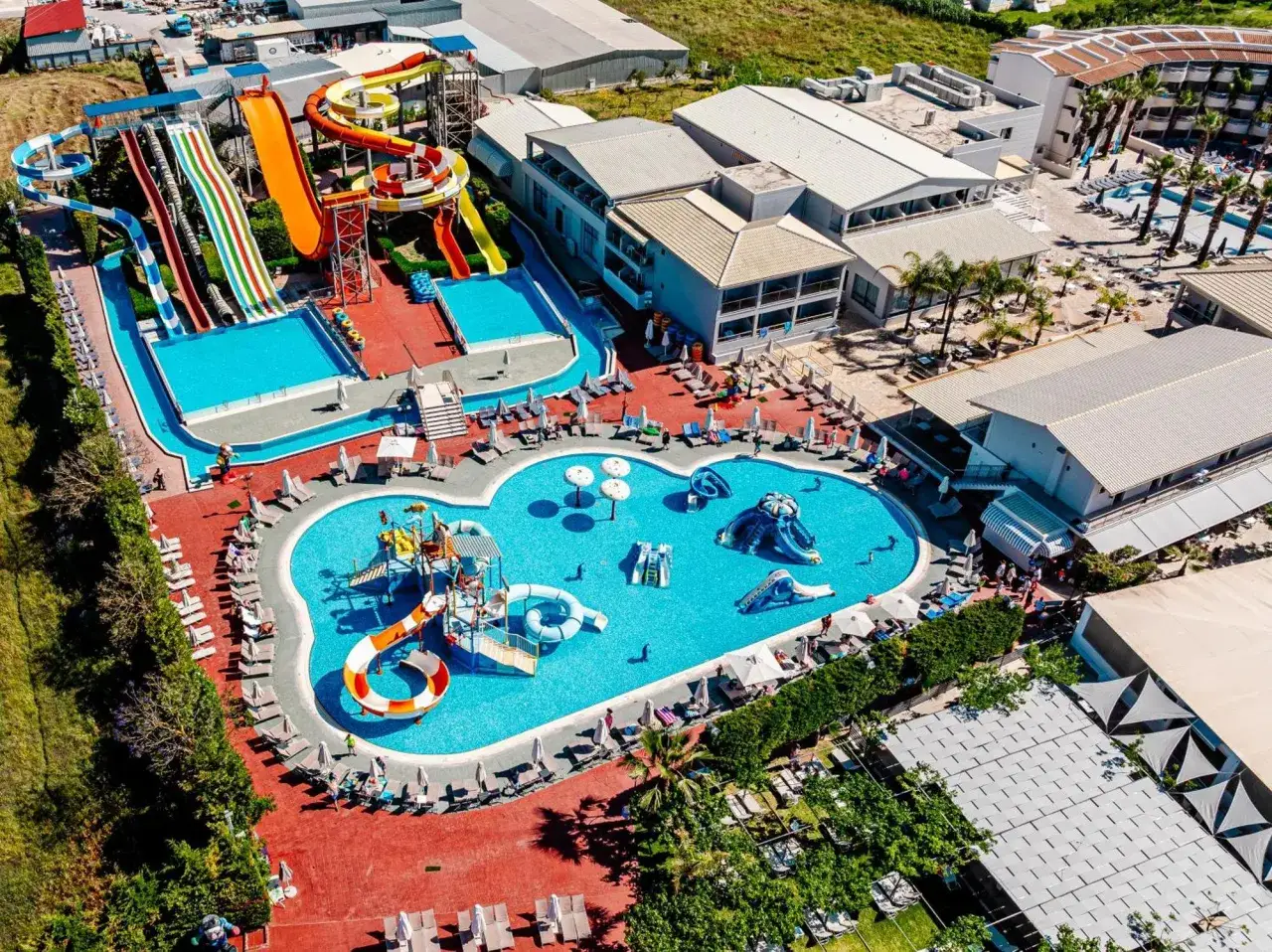 Wodne szaleństwo w Caretta Island Hotel! Zjeżdżalnie, baseny i mnóstwo zabawy. Idealne miejsce na rodzinne wakacje, co potwierdzają liczne caretta island hotel opinie.