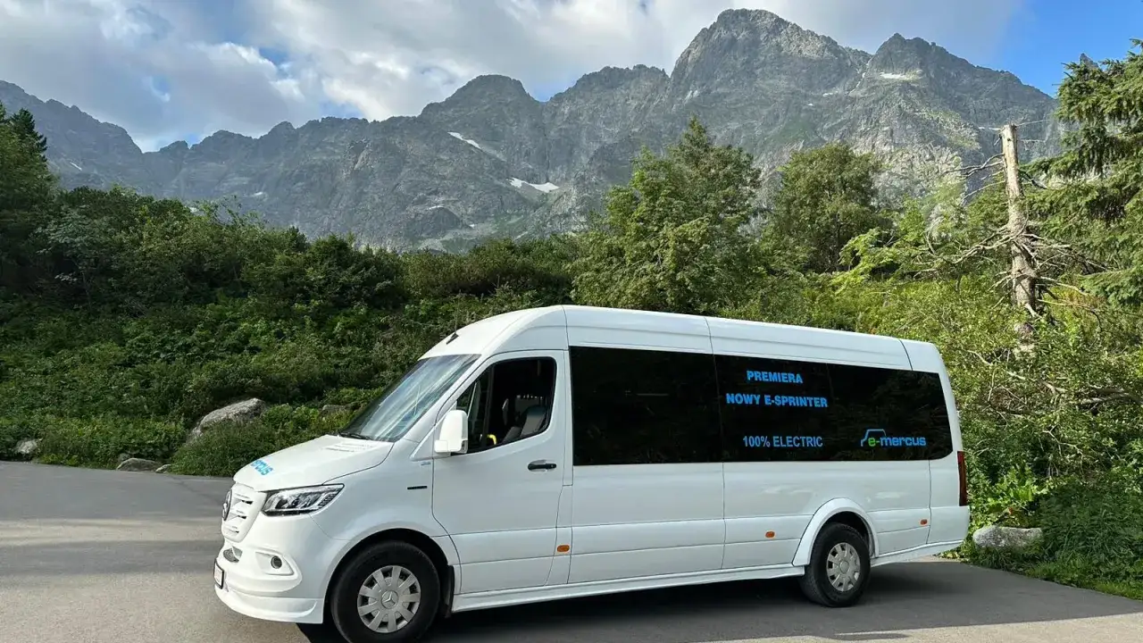 Biały elektryczny bus e-mercus czeka na turystów przy Morskim Oku. Sprawdź cennik meleksy i odkryj Tatry!