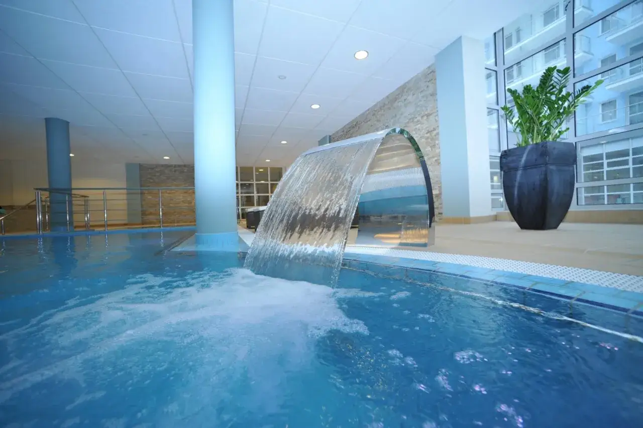 Basen z wodospadem w Hotelu Diva Spa Kołobrzeg. Wiele pozytywnych hotel diva spa kołobrzeg opinie potwierdza relaksującą atmosferę.