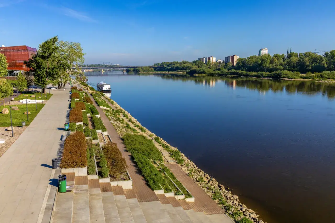 Spacerem wzdłuż najdłuższej rzeki w Polsce, Wisły, podziwiając nowoczesną architekturę i zieleń nadbrzeża.