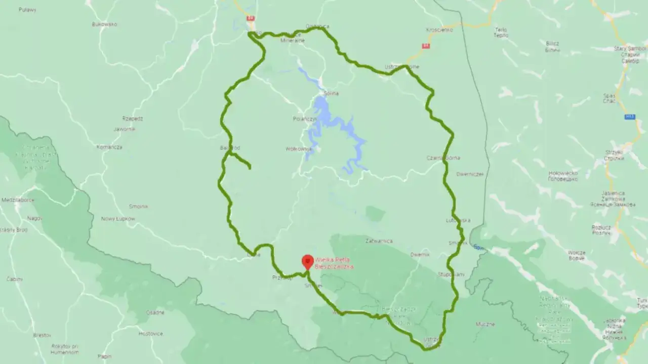 Mapa z zaznaczoną trasą Wielka Pętla Bieszczadzka, prowadzącą przez malownicze tereny z jeziorem Solina.