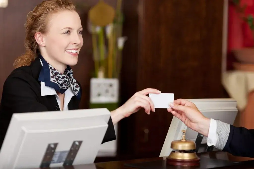 Zdjęcie Kto pracuje w hotelu? Poznaj kluczowe role i ich znaczenie