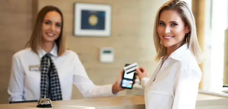 Zdjęcie Co robi recepcjonistka w hotelu? Odkryj kluczowe obowiązki tej roli