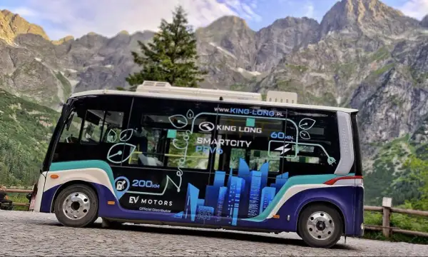 Elektryczny melek EV Motors z napisem "200km" i "60 min." na tle gór. Cennik Morskie Oko?
