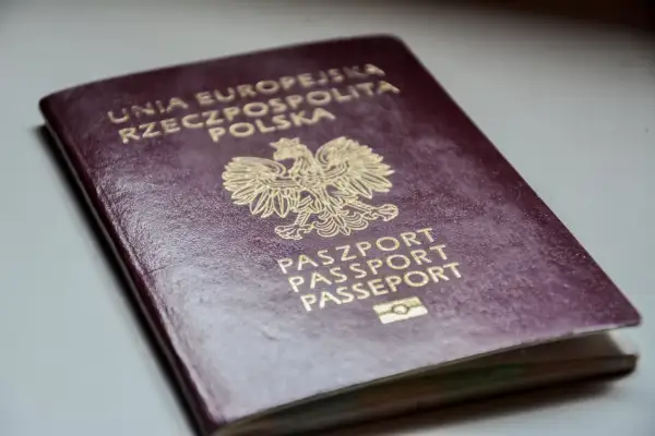 Polski paszport z godłem orła. Czy do Anglii potrzebny jest paszport? Tak, do podróży do Wielkiej Brytanii potrzebny jest paszport.