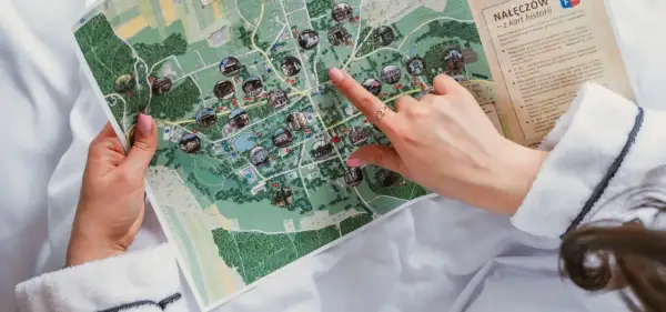 Planując ferie zimowe 2026 mazowieckie, odkrywam mapę Nałęczowa z historycznymi miejscami.