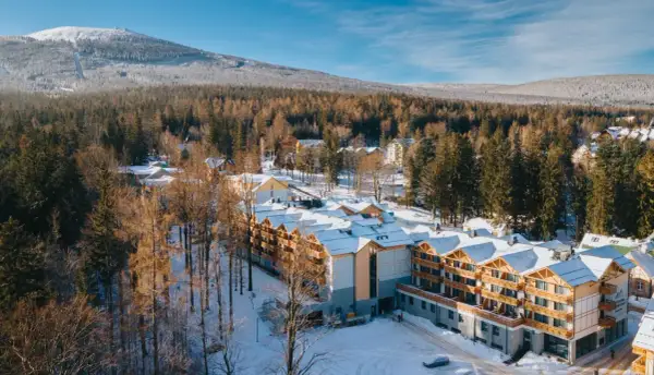 Zimowy krajobraz z hotelem Platinum Mountain & Spa. Opinie o tym miejscu są zazwyczaj pozytywne, a widok na ośnieżone góry zachwyca.