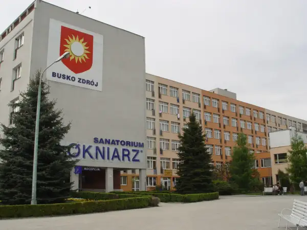Sanatorium Włókniarz w Busku-Zdroju. Budynek z charakterystycznym herbem i napisem. Wiele pozytywnych sanatorium włókniarz opinie.