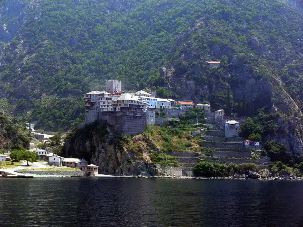 Klasztor na skale, część góry Athos, z widokiem na morze.