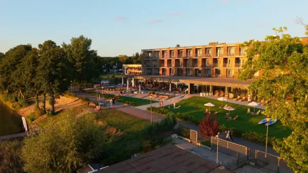 Nowoczesny hotel z widokiem na jezioro, idealny na relaks. Wiele osób chwali sobie ten obiekt, a notera hotel spa opinie potwierdzają jego wysoki standard.