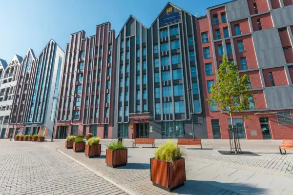 Nowoczesny Hotel Grand, number one Gdańsk, z ceglanymi i grafitowymi fasadami, zaprasza do swojego wnętrza.