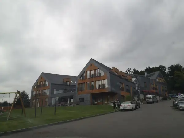 Nowoczesny hotel z drewnianymi i kamiennymi elementami, placem zabaw i parkingiem. Wiele pozytywnych osada-sniezka opinie potwierdza jego urok.