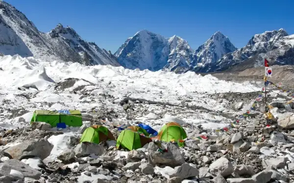 Obóz pod Mount Everest. Namioty na lodowcu, w tle ośnieżone szczyty. Gdzie jest Mount Everest? Tutaj, wśród surowego piękna Himalajów.