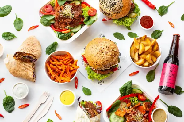 Pyszne wegańskie burgery, wrap, sałatka i frytki. Idealny zestaw krowarzywa na wynos.