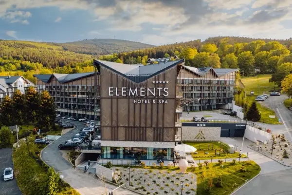 Nowoczesny Elements Hotel & Spa w otoczeniu zieleni. Wiele pozytywnych elementów, które potwierdzają świetne opinie.