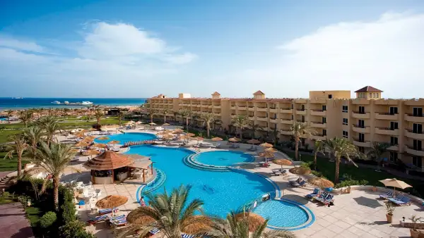 Amwaj Blue Beach Resort & Spa opinie: rozległy kompleks z basenami, palmami i widokiem na morze. Idealne miejsce na wakacje.