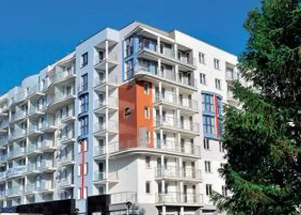 Nowoczesny budynek hotelowy z balkonami, idealny na pobyt w Kołobrzegu. Sprawdź hotel Diva Spa Kołobrzeg opinie!