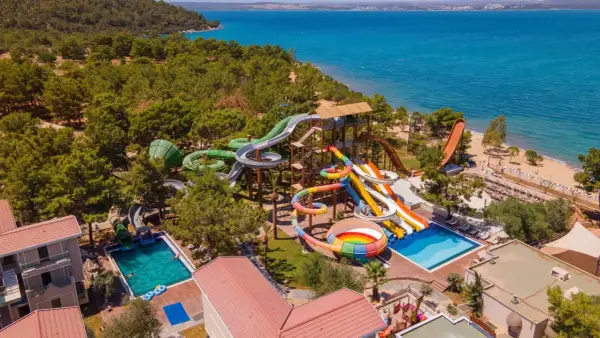 Wodne szaleństwo w otoczeniu natury! Ten long beach club oferuje mnóstwo atrakcji, a opinie gości potwierdzają jego wyjątkowość.