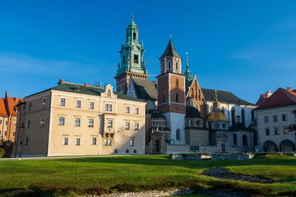 Zamek Królewski na Wawelu, z jego wieżami i złotą kopułą, zachwyca. Sprawdź wawel bilety cennik, by zaplanować zwiedzanie.