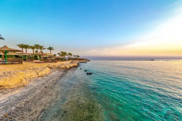 Piękna plaża w Marsa Alam. Uważaj na ostre skały i rafy przy brzegu, by cieszyć się kąpielą.