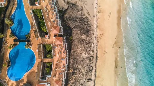 Widok z lotu ptaka na hotel TUI Magic Life Fuerteventura z basenami i plażą. Opinie o tym miejscu są zazwyczaj pozytywne.