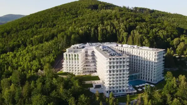 Nowe opinie o Crystal Mountain: nowoczesny hotel w otoczeniu zieleni, z basenem i widokiem na góry. Idealne miejsce na wypoczynek.