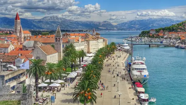 Trogir, Chorwacja – jedno z najpiękniejszych miejsc w Europie. Palmy, zabytkowa zabudowa i luksusowe jachty nad turkusowym morzem.