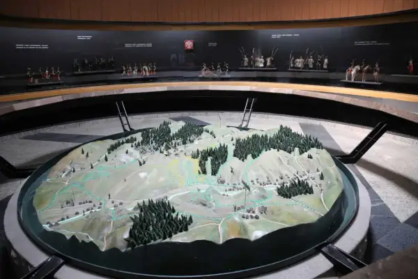 Model terenu bitwy pod Racławicami, z zaznaczonymi trasami i oddziałami. Informacje o biletach i zwiedzaniu.