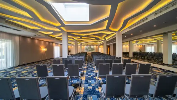 Nowa sala konferencyjna z nowoczesnym oświetleniem i wygodnymi krzesłami. Idealne miejsce na spotkania, jak sugerują pozytywne green garden hotel opinie.