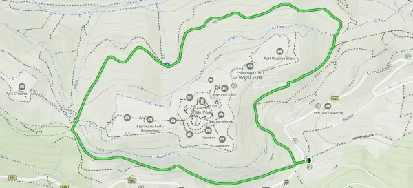 Mapa szlaku turystycznego wokół Twierdzy Srebrna Góra. Zaznaczone atrakcje: Fort Wysoka Skała, Bastion Dolny, Esplanada Fortu Rogowego, Fort Chochoł Mały.