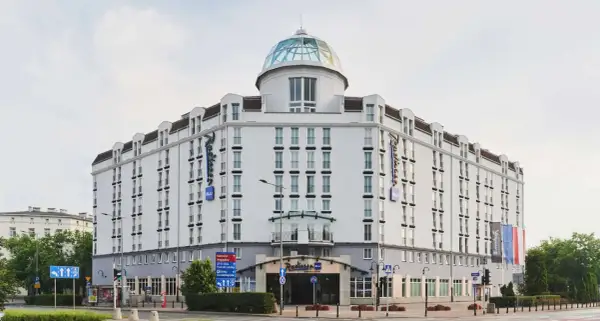Elegancki Radisson Blu Sobieski Hotel Warsaw z charakterystyczną szklaną kopułą.