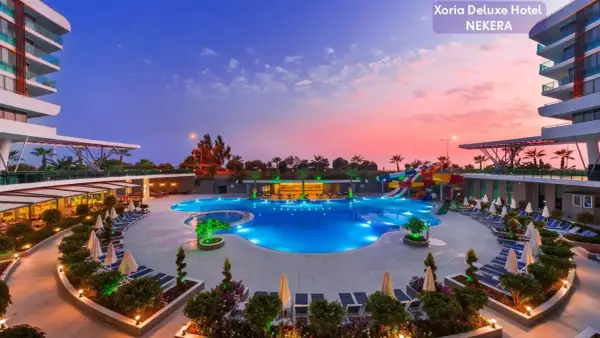 Piękny basen z wodnymi zjeżdżalniami w Xoria Deluxe Hotel Nekera. Wiele pozytywnych xoria deluxe opinie potwierdza, że to idealne miejsce na wakacje.
