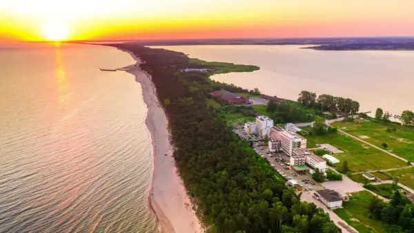 Zachód słońca nad morzem, plaża i hotele w Mielnie. Warto sprawdzić blue marine mielno opinie przed wyjazdem.